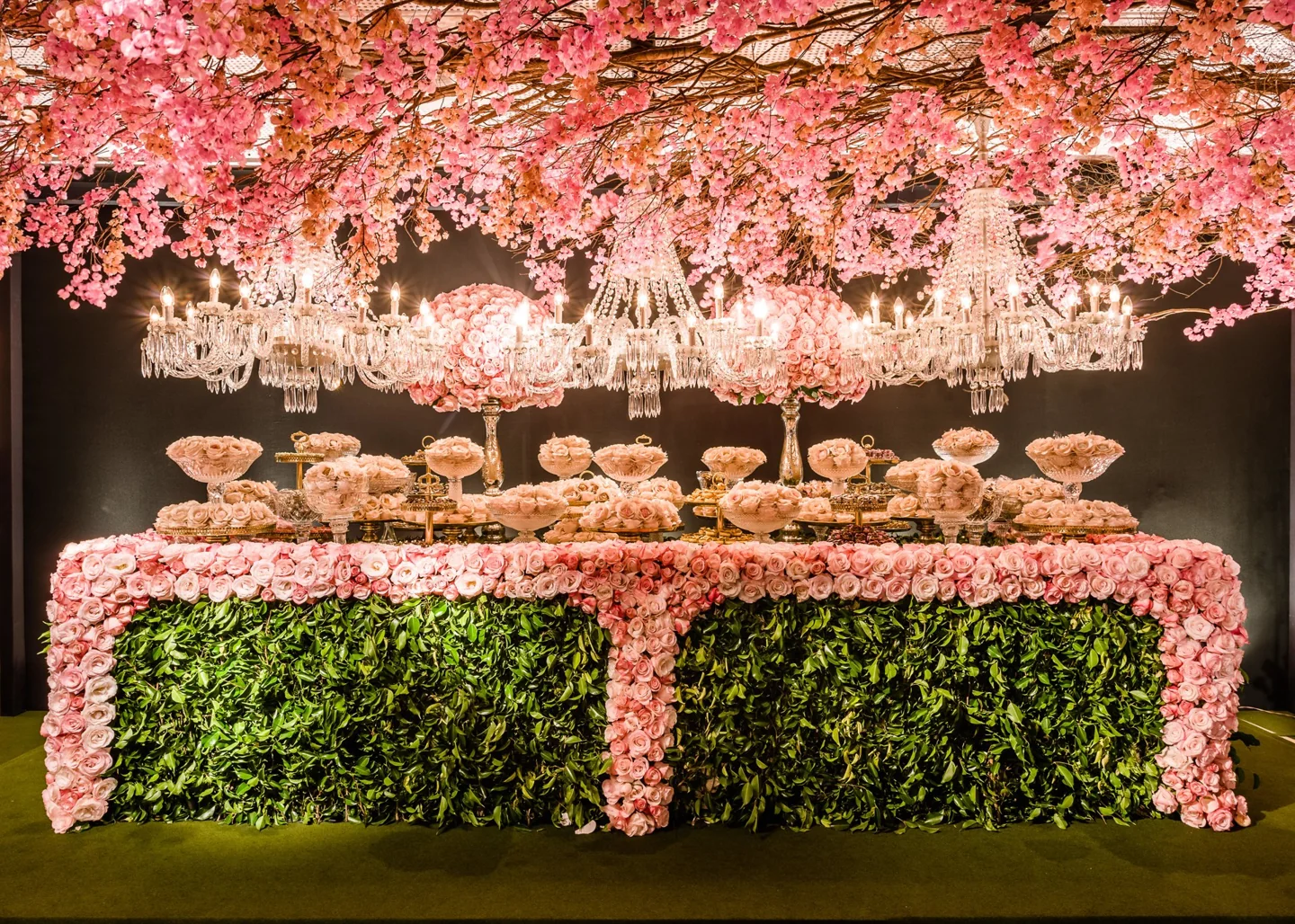 Mesa de doces e teto floral em festa de 15 anos
