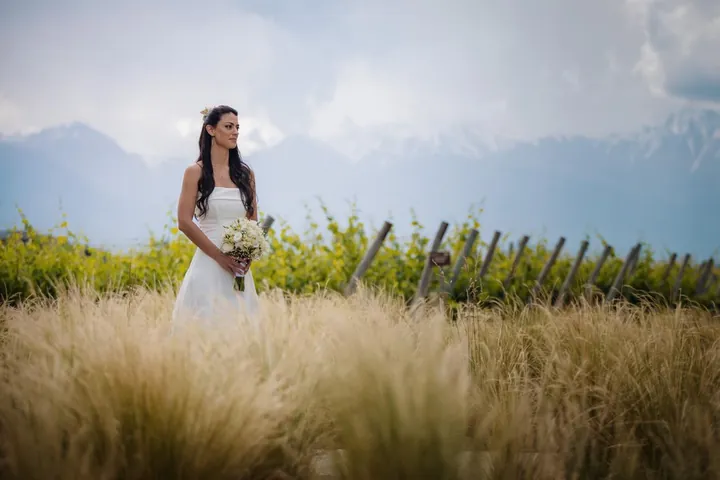Noiva entre vinhedos em Mendoza, Argentina, com os Andes ao fundo