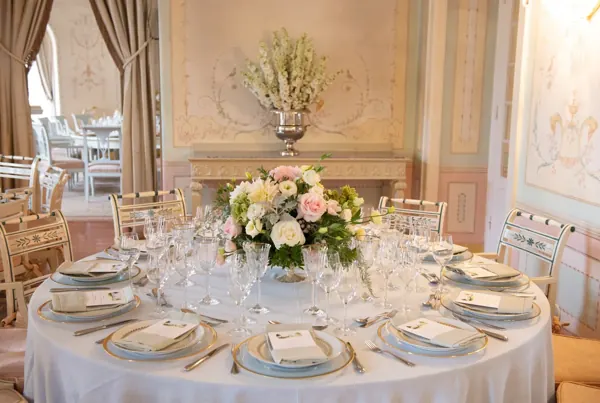 Mesa de recepção com flores claras em Seteais