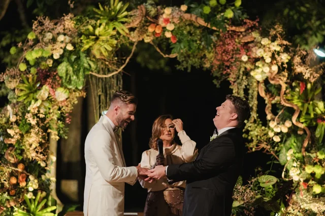 Vinny & John · ceremony surrounded by flowers and foliage · Photography: Renan Oliveira
