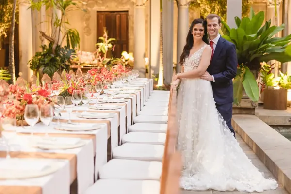 Couple beside the reception table at Parque Lage