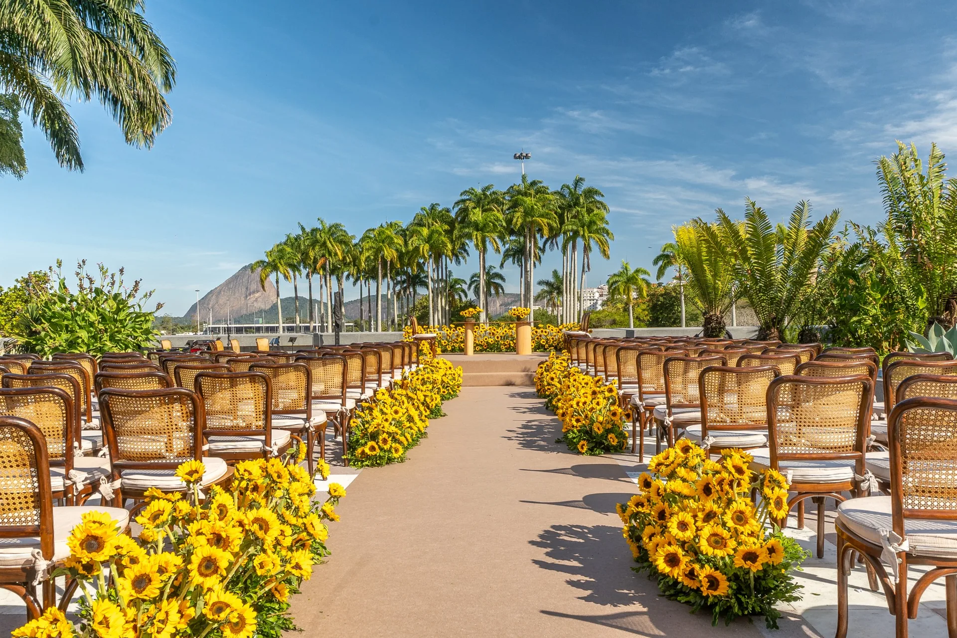 Cerimônia de casamento no MAM Rio com girassóis e vista para o Rio de Janeiro