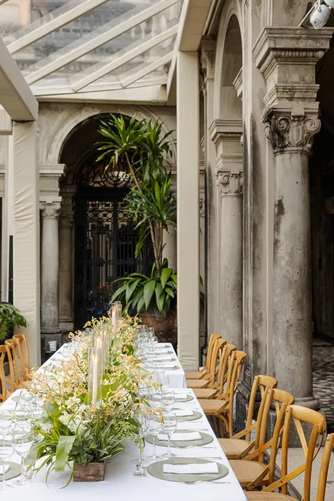 Leilão Parque Lage · mesa longa e decoração na varanda do palacete